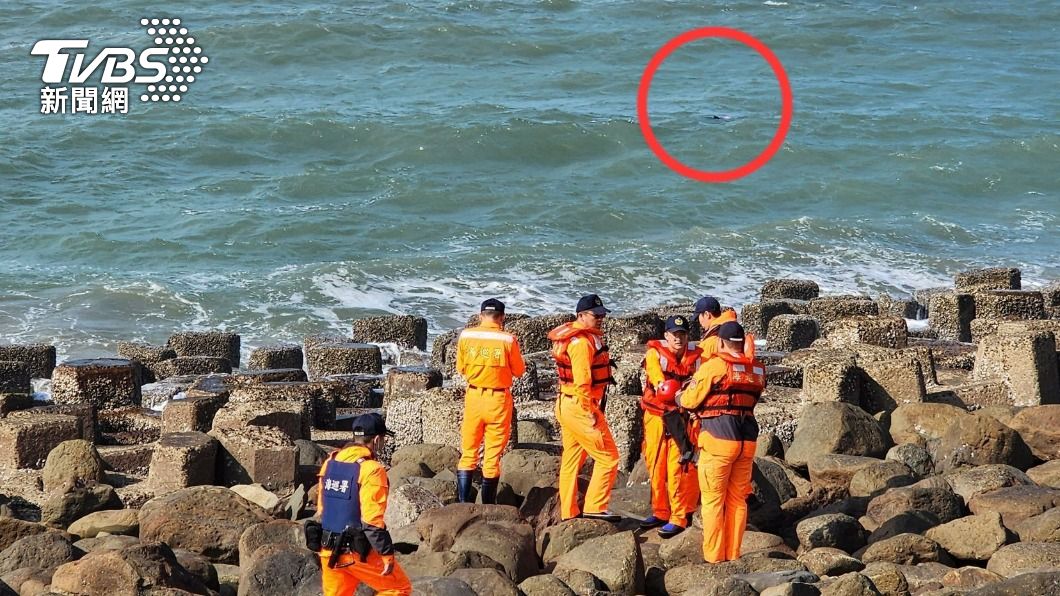苗栗七旬翁打撈漁獲「漲潮被網子纏住」溺斃　家屬跪地痛哭
