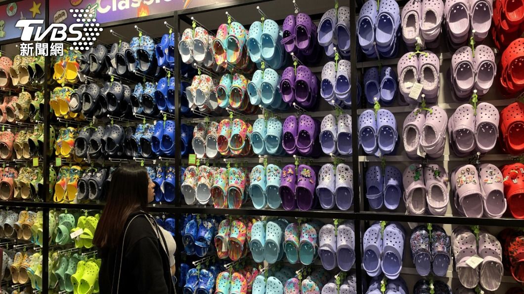 Crocs前行銷總監Terence Reilly掀起了Crocs洞洞鞋流行。(示意圖/shutterstock達志影像)