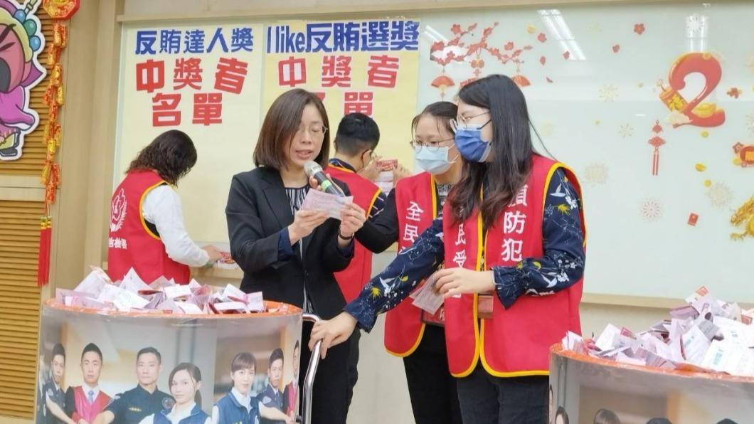 活動現場抽出12月的「i like反賄選獎」50名得獎者，並頒贈10位「反賄達人獎」千元好禮。（圖／桃檢提供）