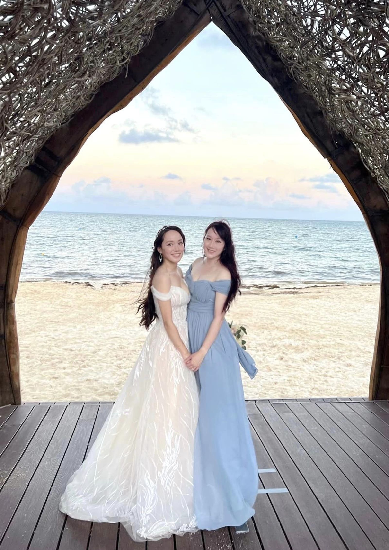 許慧欣(右)2022年參加妹妹Ivy(左)的婚禮,氣質依舊出眾,相當美麗。(圖/翻攝自Ivy Hsu臉書)
