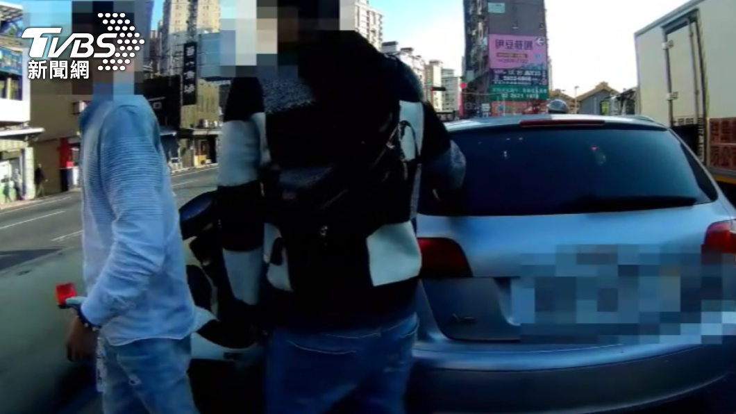 男子車內載的其中一名朋友也是通緝犯。（圖／TVBS）