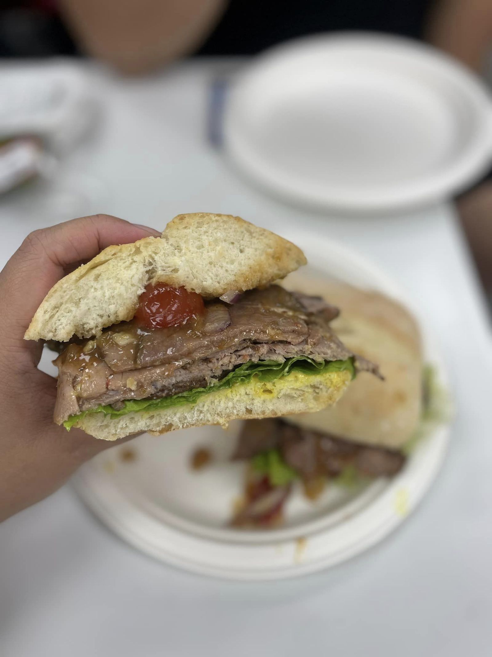 好市多推出「燒烤牛肉三明治」，但一份要價299元，有不少網友看到價錢後紛紛滅火。（圖／翻攝自「Costco好市多 商品經驗老實說」）