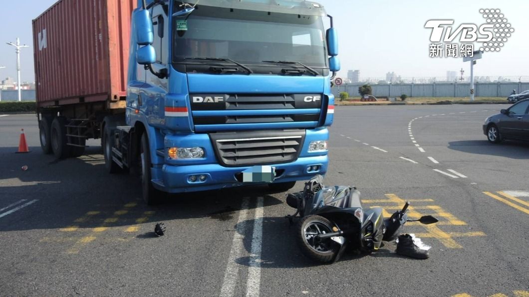 貨櫃車司機也立即剎車，涂男才撿回一命。（圖／TVBS）