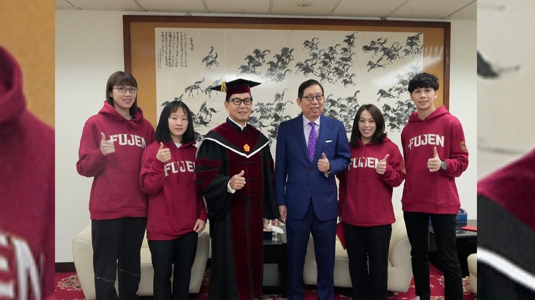 蔡明忠獲頒輔大名譽博士。（圖／輔仁大學提供）