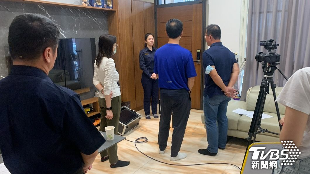 屏東縣政府警察局為宣導防範詐騙集團運用AI科技詐騙,與觀昇電視聯手拍攝。(圖/TVBS)