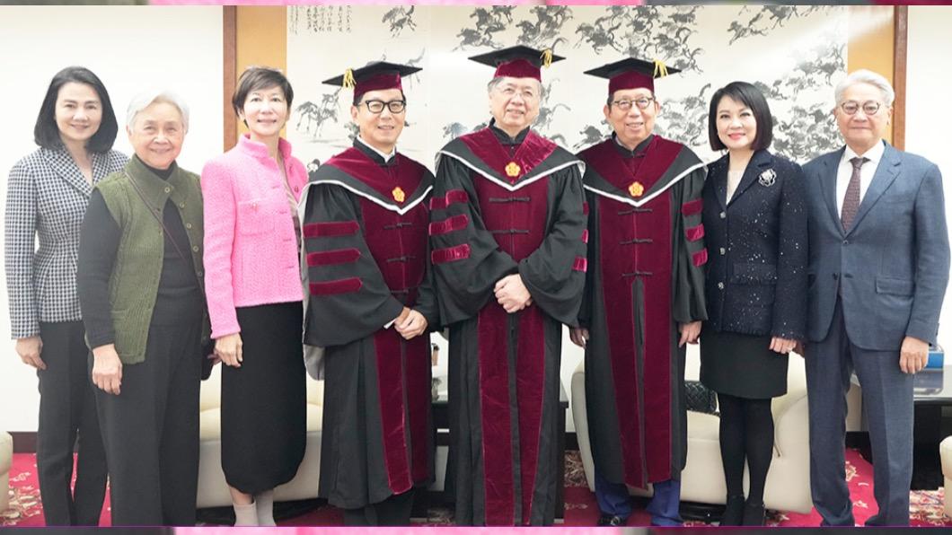 蔡明忠獲頒輔大名譽博士 郭婞淳哽咽:謝謝幫忙當年默默無名的我