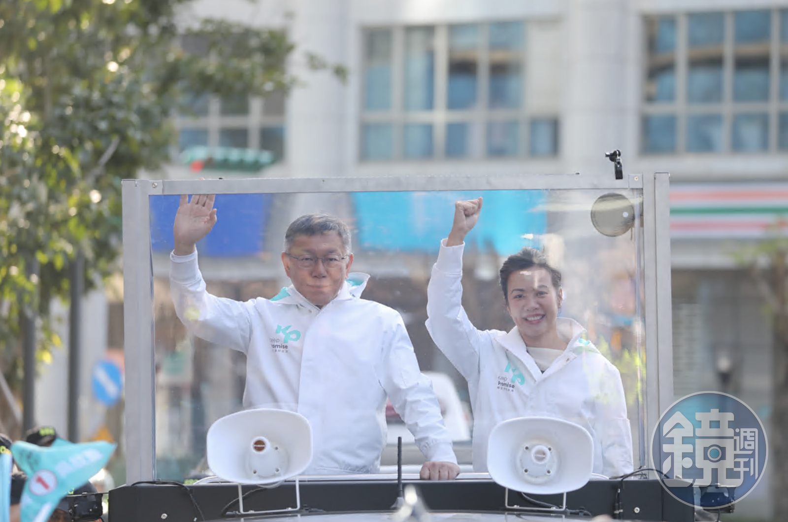 柯文哲日前和副手吳欣盈合體掃街。(圖/鏡週刊)
