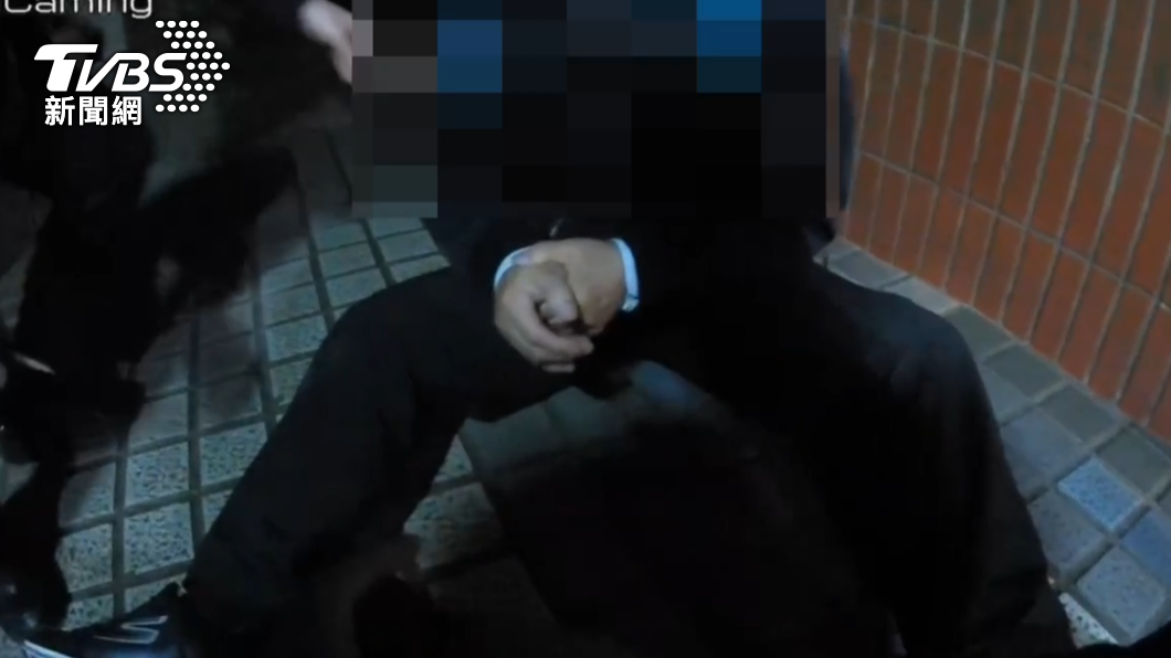 員警發現男子時他跌坐在地。(圖/TVBS)