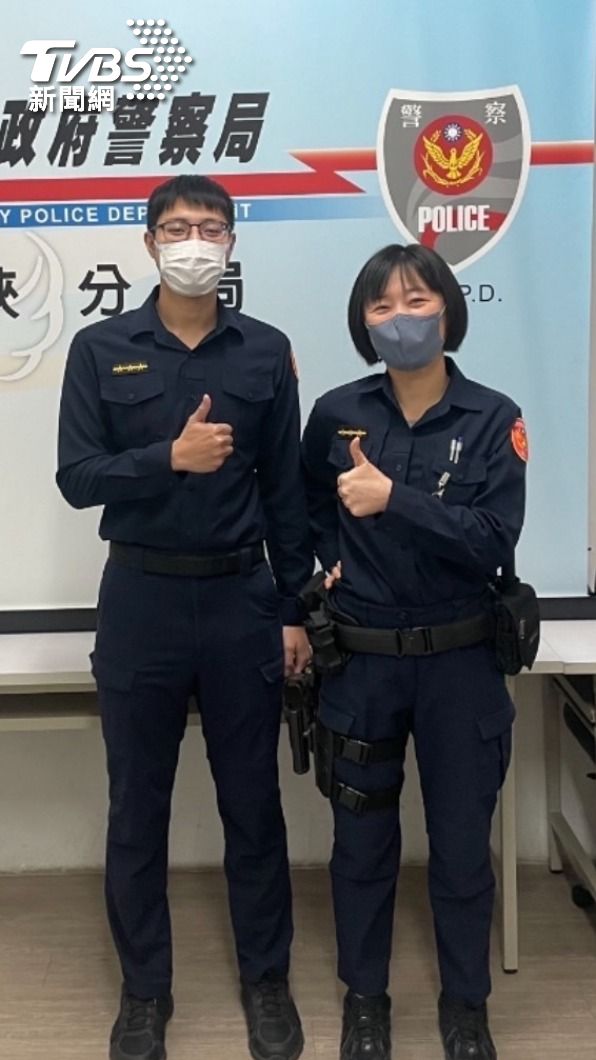 鶯歌分駐所員警王學宇及王承惠,分局長予以表揚。(圖/TVBS)