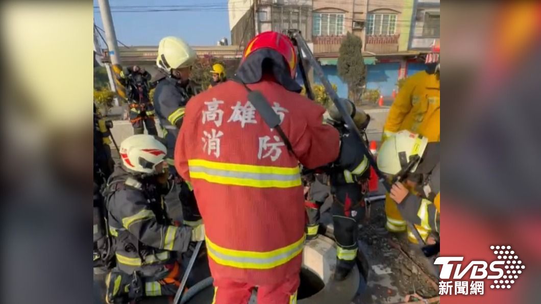 一名工人疑似跌落坑洞，救出時無呼吸心跳。（圖／TVBS）