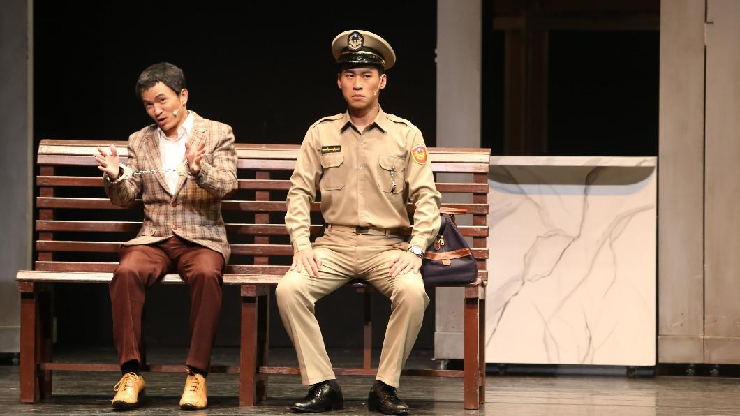 黃迪揚（右）與綠光劇團合作的第一部戲2015《押解》後，出色的演出開啟了後續多部作品合作。（圖／綠光創意提供，攝影：張大魯）