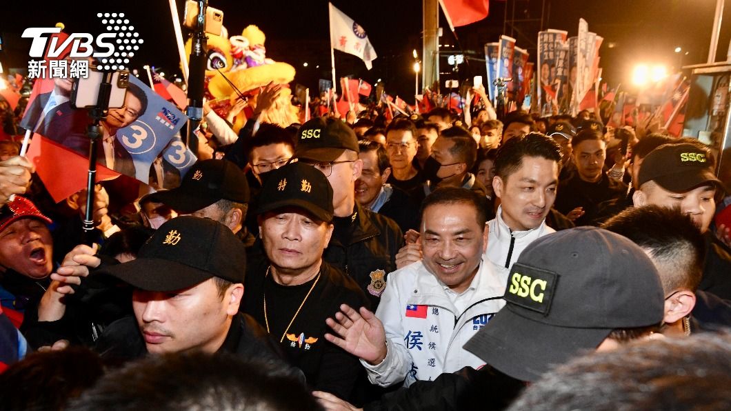 國民黨正副總統候選人侯友宜、趙少康今(5)日到台南造勢,韓國瑜現身站台。(圖/胡瑞麒攝)