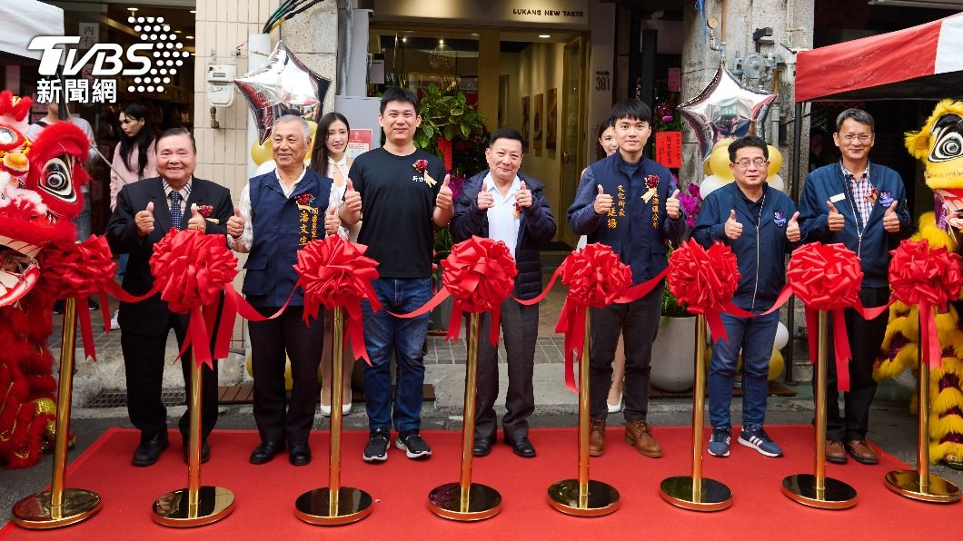 彰化蛋黃酥老店開幕，縣府人員前來剪綵。（圖／新口味食品行提供）