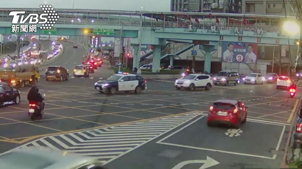 下班車流量大,家長請員警幫忙開道。(圖/TVBS)