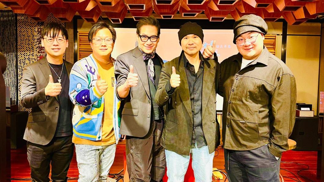 文章（中）在深圳舉辦新歌分享會，許多音樂人好友到場力挺。（圖／翰森娛樂提供）