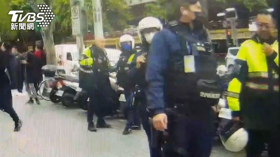 警方獲報後火速到場。（圖／TVBS）
