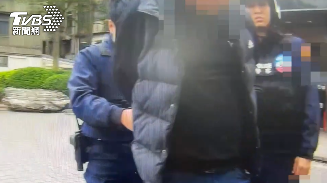 兩名小弟來不及逃當場遭逮。（圖／TVBS）