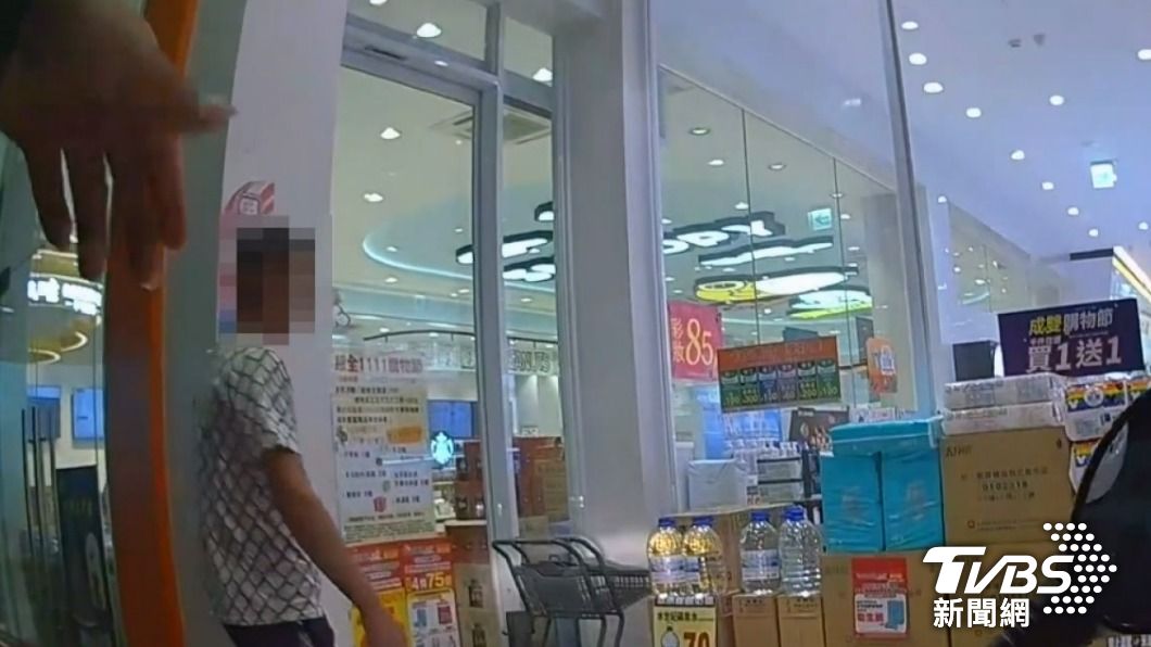 陳男還急忙衝進超商藉口買東西躲避攔檢。(圖/TVBS)