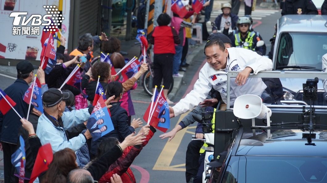 國民黨總統候選人侯友宜今(6)日回防本命區板橋,一早與國民黨主席朱立倫啟動車掃。(圖/潘建樺攝)