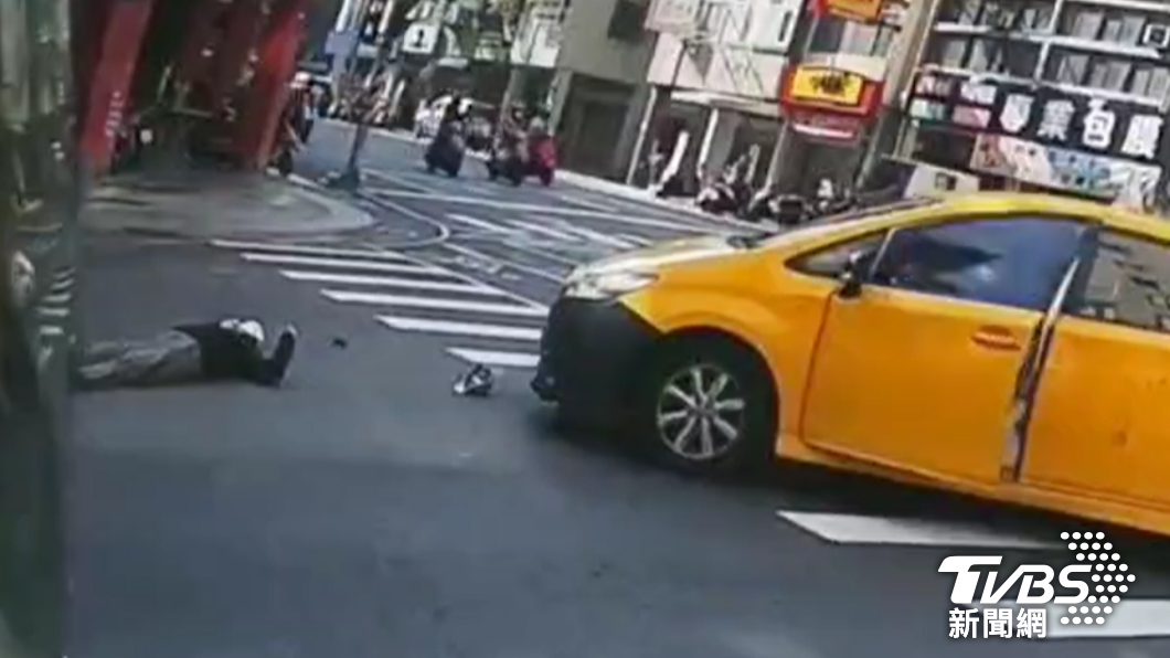 高雄又見行人地獄!男走斑馬線遭小黃撞飛 翻滾一圈重摔落地