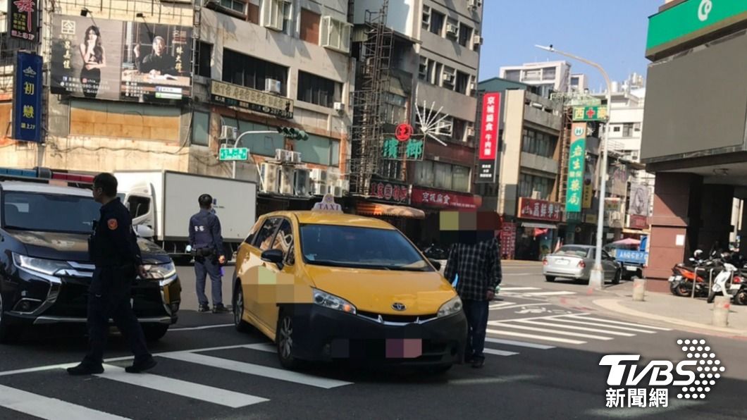 小黃司機驚慌失措的下車查看,趕緊將許男扶起。(圖/TVBS)