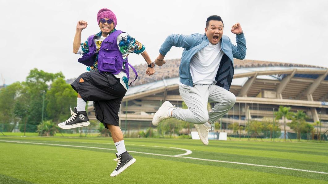 黃明志(左)和林德榮合作拍攝大馬賀歲片《撲克王者》,許願未來能挑戰反派角色。(圖/亞洲通文創提供)