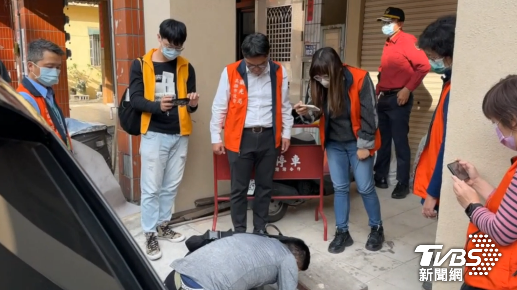 高市府觀光局偕同相關單位前往前金區非法旅宿「正旅館」進行強制斷水、斷電。(圖/TVBS)