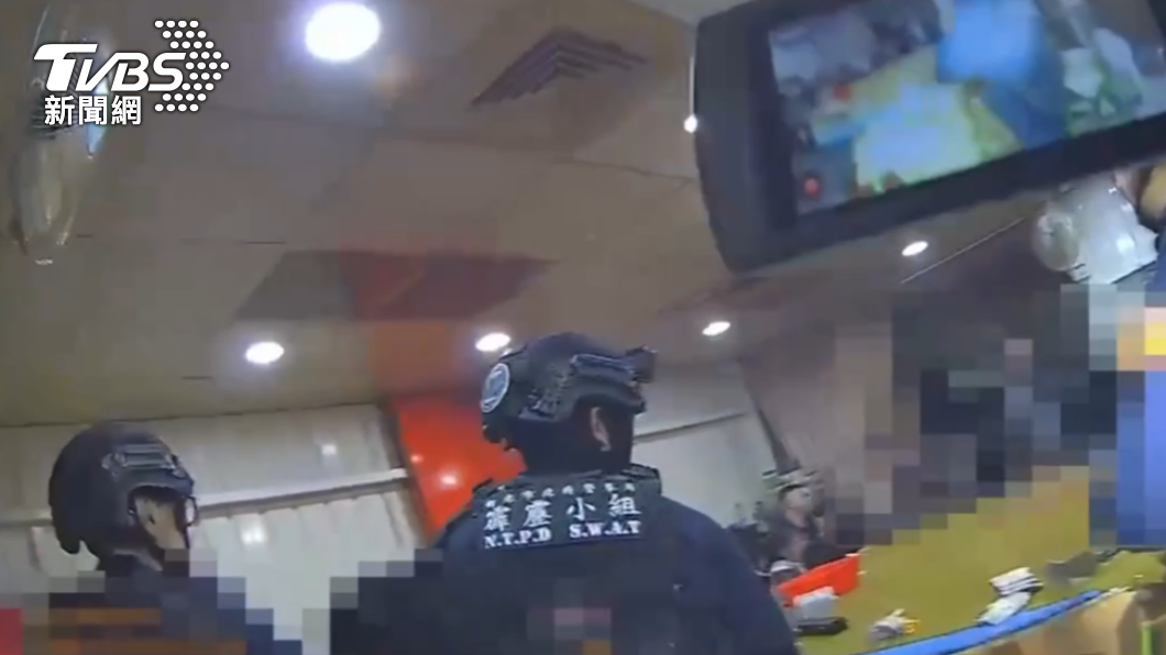 三峽分局警方和霹靂小組一同攻堅。(圖/TVBS)