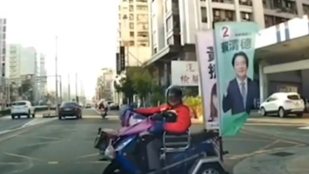 男子停在路邊後迴轉擋在轎車面前。(圖/翻攝自社會事新聞影音)