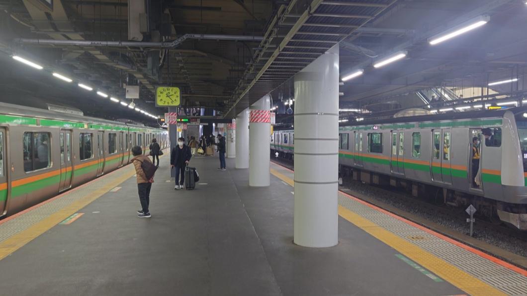 東京隨機攻擊!電車進站「婦人遭推落軌」 嫌犯:想被關到死