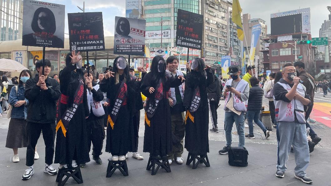 電影《鬼聲泣》在西門町街頭拜票宣傳電影，懇請觀眾進戲院支持。（圖／威視提供）