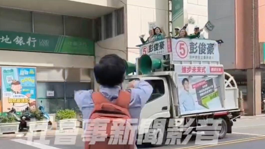 蕭美琴掃街拜票⋯車隊遭「比倒讚」抗議！中壢警揭原因道歉
