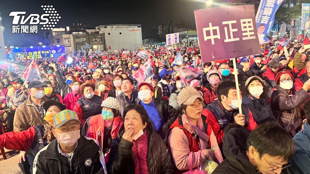 國民黨正副總統候選人侯友宜、趙少康今(6)日到桃園舉行造勢晚會「團結勝利大會」。(圖/林至柔攝)