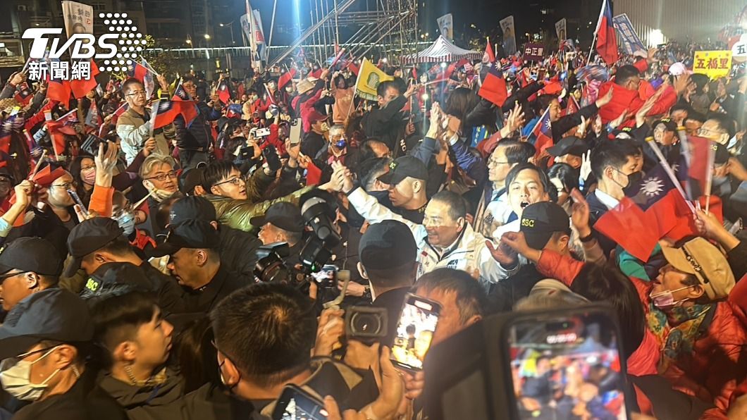國民黨正副總統候選人侯友宜、趙少康今（6）日到桃園舉行造勢晚會「團結勝利大會」。（圖／林至柔攝）