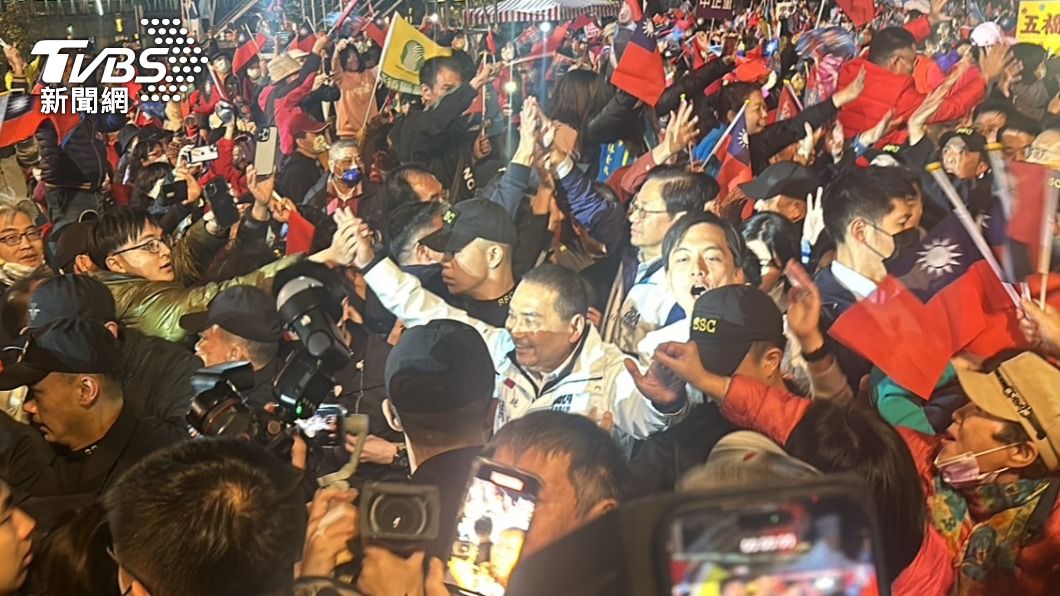 國民黨正副總統候選人侯友宜、趙少康今(6)日到桃園舉行造勢晚會「團結勝利大會」。(圖/林至柔攝)