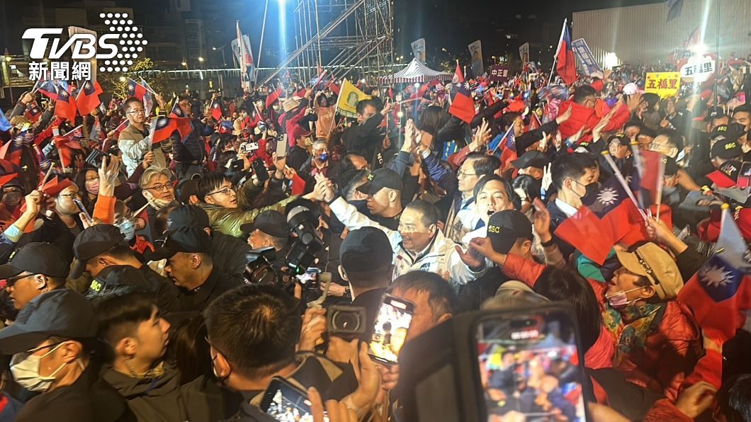 國民黨正副總統候選人侯友宜、趙少康今(6)日到桃園舉行造勢晚會「團結勝利大會」。(圖/林至柔攝)