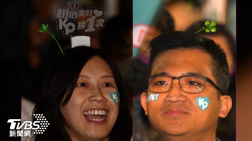 支持者頭上都帶著「民主小草」。(圖/胡瑞麒攝)
