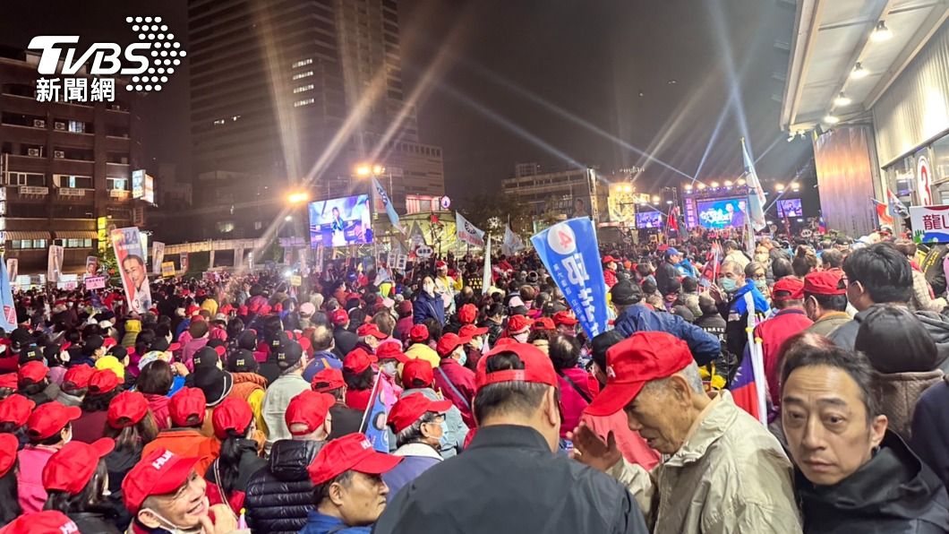 國民黨正副總統候選人侯友宜、趙少康今(6)日到桃園舉行造勢晚會,韓國瑜前來站台輔選。(圖/林至柔攝)