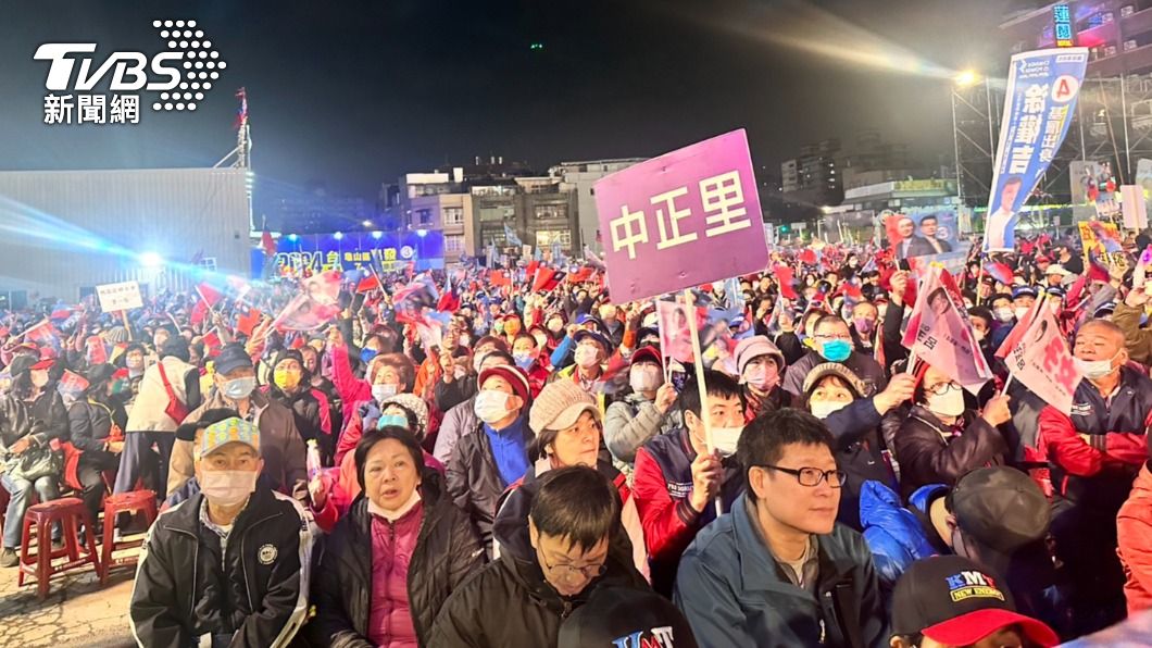 國民黨正副總統候選人侯友宜、趙少康今(6)日到桃園舉行造勢晚會,韓國瑜前來站台輔選。(圖/林至柔攝)
