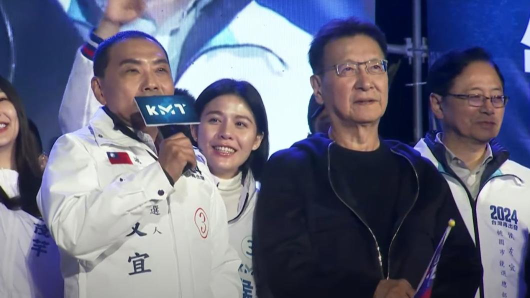 國民黨正副總統候選人侯友宜、趙少康今(6)日到桃園舉行造勢晚會,韓國瑜前來站台輔選。(圖/侯辦提供)