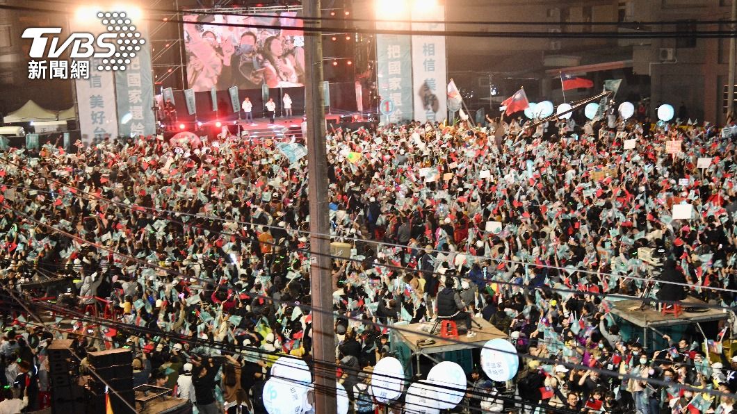 柯文哲今(6)日在台中大里振坤宮辦大造勢。(圖/胡瑞麒攝)