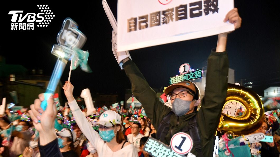 現場吸引大批挺柯民眾。(圖/胡瑞麒攝)