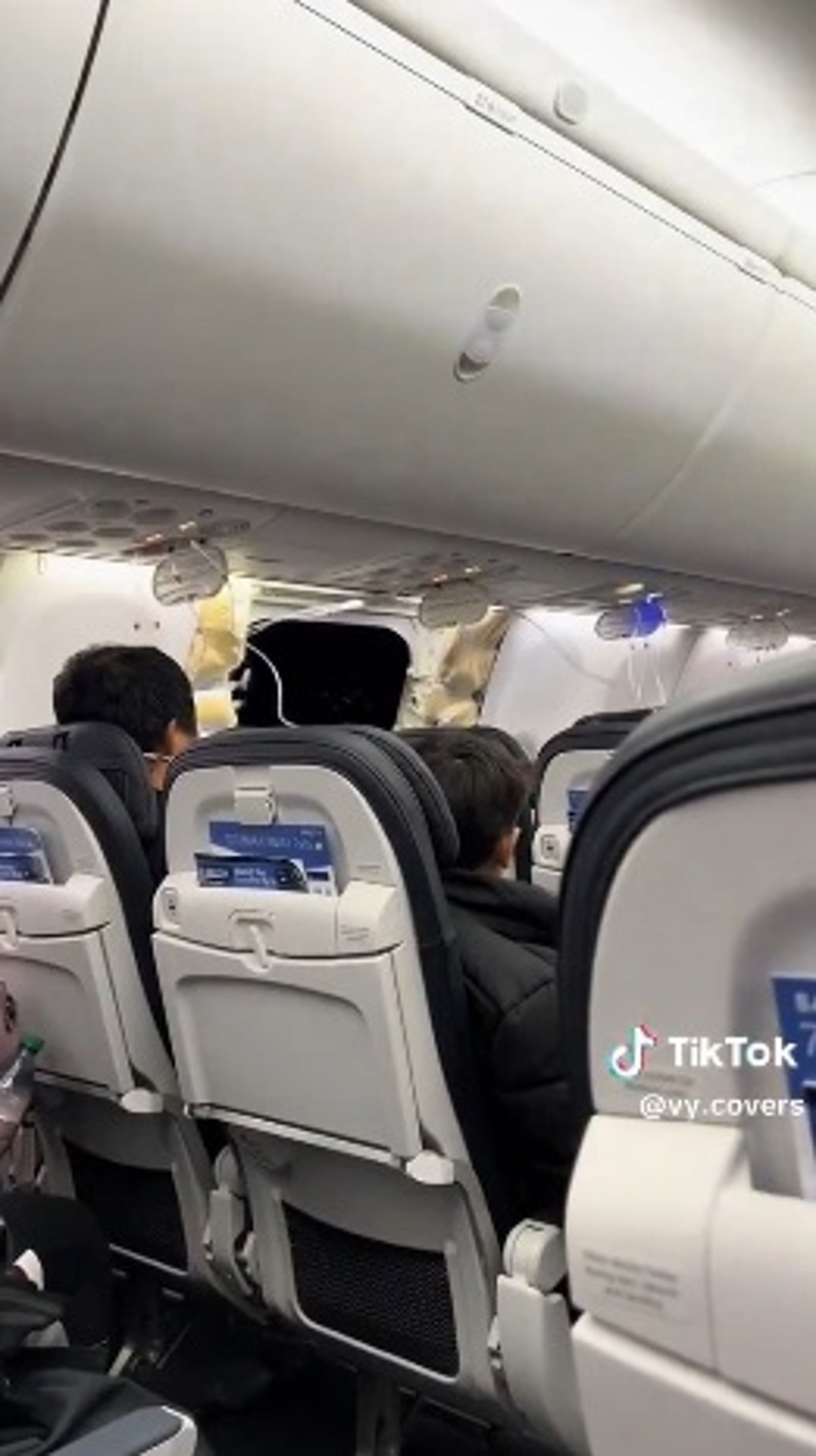 這架飛機在空中機艙整片窗戶脫落，天花板上掛著掉落的氧氣面罩。（圖／翻攝自X）
