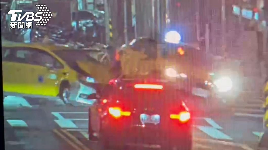 有片／小黃路口對決！直行車猛撞轉彎車　衝進騎樓4人傷