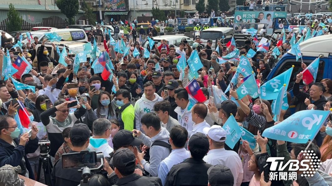 民眾黨總統候選人柯文哲今(7)日高雄褒忠義民廟,現場聲勢浩大。(圖/TVBS)