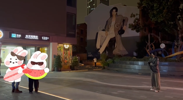 肖戰現身廣告牆拍照,粉絲沒認出。(圖/翻攝自肖戰工作室微博)