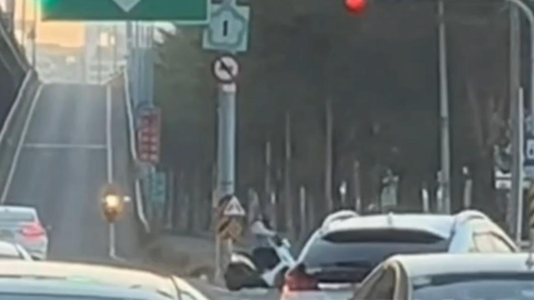 騎士無視其他準備駛上國道的自小客車，逕自駛回一般道路。（圖／翻攝自社會事新聞影音）