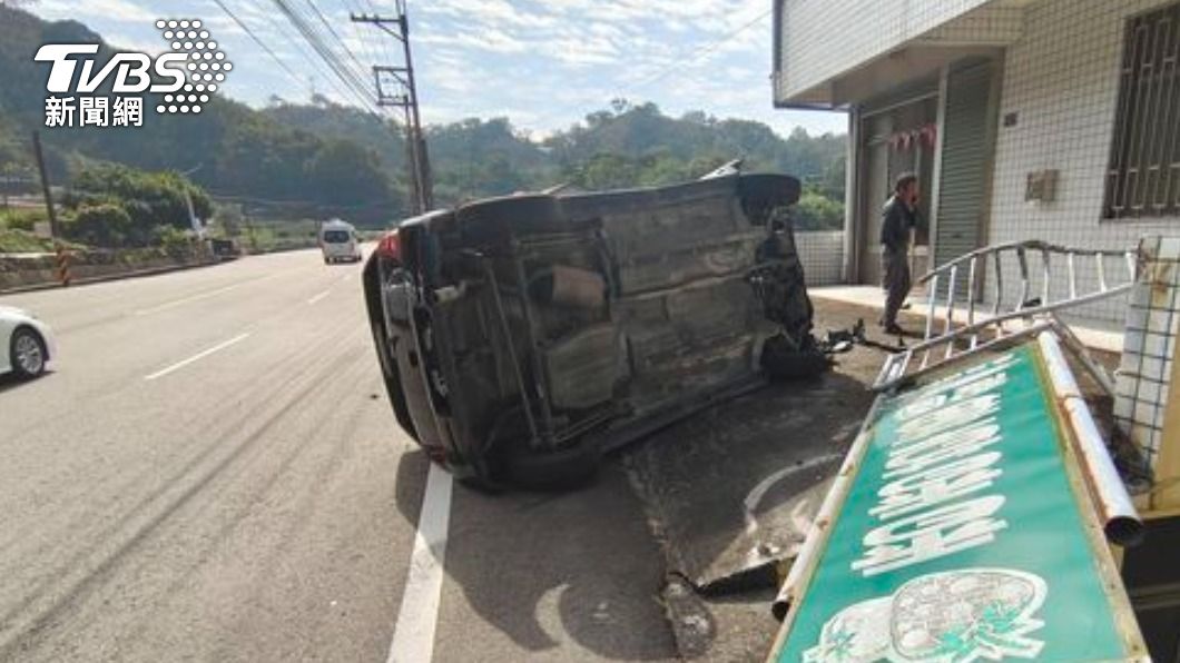 台3線獅潭段婦人自撞轎車側翻躺路中　疑「吃感冒藥」釀禍