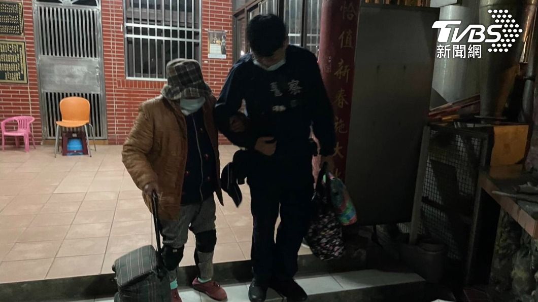 桃園失智婦欲探監兒!寒夜癱坐土地公廟 暖警救援真相曝