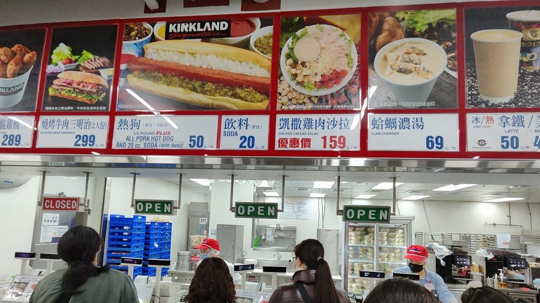 許多會員每次採買完畢,都會前往好市多熟食販買區消費。(圖/翻攝自Costco好市多 商品經驗老實說臉書)